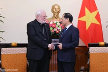 越南外交部部长裴青山和梵蒂冈外交部长加拉格尔。（图片来源：国际报）