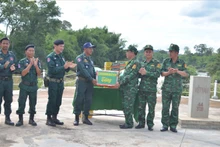 越南得乐省边防部队指挥部向蒙多基里省边境守护力量赠送慰问品。（图片来源：baodantoc.vn）