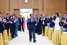 越南政府总理范明正主持政府与企业家见面会。（图片来源：越通社）