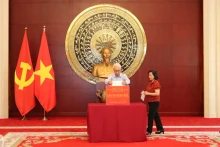 越南驻华大使馆为越南北部受灾群众举行捐款活动。