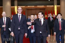 越南国会主席王廷惠和瑞士联邦议会国民院议长马丁·堪迪纳斯。