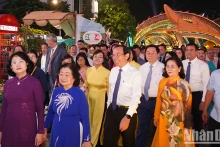 各位代表参观2024年甲辰龙年春节阮惠花街。