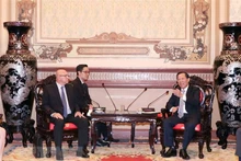 胡志明市人民委员会主席潘文买（右）与古巴建设部部长雷内·安东尼奥·梅萨·比利亚法纳（左）交谈。