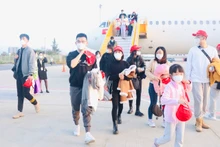 中国游客抵达越南庆和省。（图片来源：庆和报）