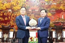 北宁省省委书记阮英俊向韩国驻越大使崔泳三赠送留念品。（土坯啊来源：越通社）