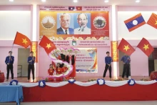 见面会上的文艺节目。（图片来源：越通社）