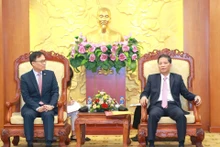 越共中央政治局委员、中央经济部部长陈俊英（右）会见韩国驻越南大使崔泳三。（图片来源：越通社）
