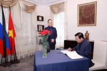 越南政府副总理陈红河到俄罗斯驻越大使馆吊唁恐怖袭击事件遇难者。（图片来源：越通社）