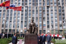 位于圣彼得堡市的胡志明主席塑像落成典礼隆重举行。