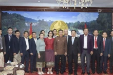 越南驻巴色总领事阮文忠率领工作代表团和老挝代表合影。（图片来源：越通社）
