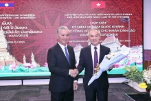 胡志明市领导祝贺老挝国庆48周年。（图片来源：越通社）