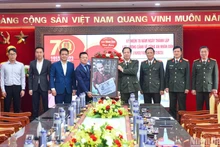 《人民报》社代表团向警卫司令部赠送礼物。