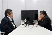日本国家政策研究所名誉教授、能源政策和核安全政策专家根久典接受记者的采访。（图片来源：越通社）