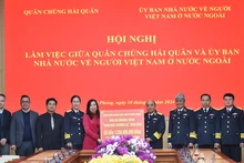 黎氏秋姮移交由海外越南人捐赠的15.5亿越盾，用于开展由海军军种2023年发起的“绿化长沙”项目。