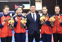 越南队夺得女子团体组手决赛金牌。（图片来源：越通社）