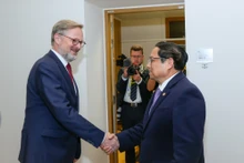 越南政府总理范明正在东盟-欧盟峰会期间会见捷克总理彼得·菲亚拉。（图片来源：VGP）