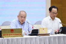 越南计划投资部副部长杜诚忠回答记者提问。