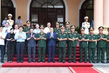 越南国会主席陈青敏走访慰问第九军区党委和司令部。