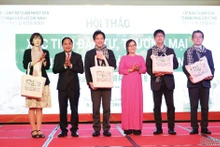 芹苴市领导代表向日本企业代表赠送礼物。（图片来源：芹苴报网）