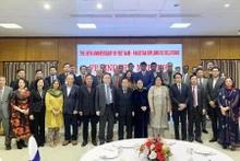 与会代表合影。（图片来源：国际报）