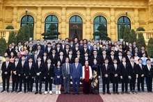 国家主席阮春福与2022年国际奥林匹克和科技竞赛获奖学生 合影。（图片来源：越通社）