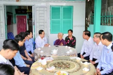 国会主席陈青敏看望慰问居住芹苴市丐冷郡富庶坊的越南英雄母亲陈氏二。