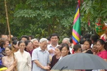 阮富仲总书记参加赖驼村传统庙会。