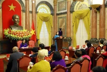 越南国家副主席武氏映春在见面会上发表讲话。（图片来源：越通社）