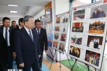 苏林总书记、国家主席参观摄影展。（图片来源：越通社）