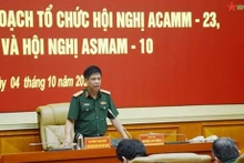 阮文义中将在会议上发言。（图片来源：人民军队报）