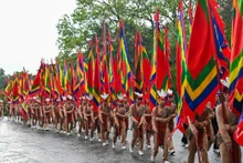 100名青年身着古装代表，高举庙会旗帜，展现雒鸿血脉的旺盛生命力。