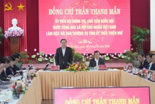 越南国会主席陈青敏与承天顺化省委常务委员会举行工作会议。