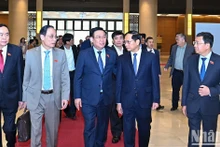 越南国会主席王廷惠，国会常务副主席陈青敏和与会代表。