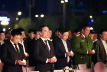 越南国家交通安全委员会同和平省人民委员会举行2023年交通事故遇难者悼念仪式，缅怀交通事故遇难者。