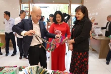 观众参观“胡志明市高平省少数民族和山区产品推介周”活动。