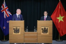 越南与新西兰两国政府总理共同会见记者。（图片来源：VGP）