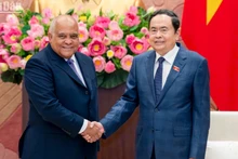 越南国会主席陈青敏会见古巴驻越大使奥兰多·尼古拉斯·吉伦。