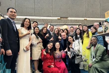 与会代表合影。（图片来源：越通社）