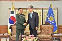 韩国总理韩德洙会见越南国防部长潘文江。（图片来源：越通社）