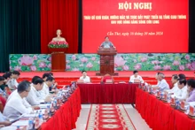 越南政府总理、交通运输部门国家重点重要工程和项目国家指导委员会主任范明正主持召开会议。（图片来源：VGP）