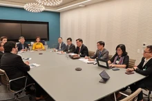 由越南卫生部副部长杜春宣率领的卫生部代表团走访了纽约辉瑞集团总部。