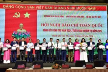 在数字化转型方面取得卓越成就的单位代表被授予证书。