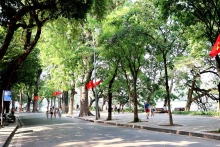 还剑湖周围的步行街空无一人。