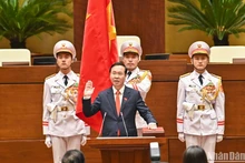 国家主席武文赏宣誓就职。