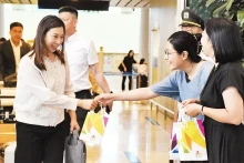岘港迎来首条从香港直飞岘港的航班游客。