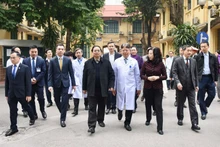 越南政府总理范明正向河内越德友谊医院医务人员拜年【组图】