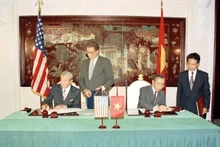 1995年8月5日，美国国务卿沃伦·克里斯托弗与越南外交部长阮孟琴在河内签署议定书，越南与美国正式建立外交关系。（图片来源：越通社）