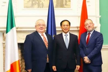 越南外交部部长裴青山与爱尔兰参议院议长杰里·布蒂默和众议院议长肖恩·欧法雷尔合影。(图片来源:国际报)