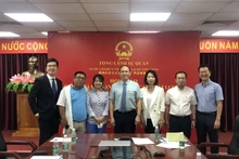 越南驻中国广州总领事武越英（中间）与各代表合影。（图片来源：越通社）