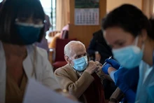 为欧洲老年人接种疫苗。（图片来源：AP）